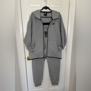 Nike Tech Fleece Hoodie and Pants Set in Gray. Men’s Large (NWOT)